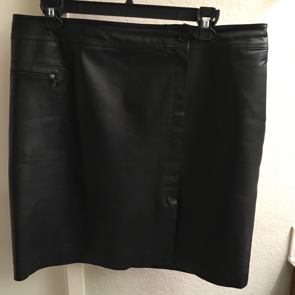 Anne Klein Black Faux Leather Mini Skirt